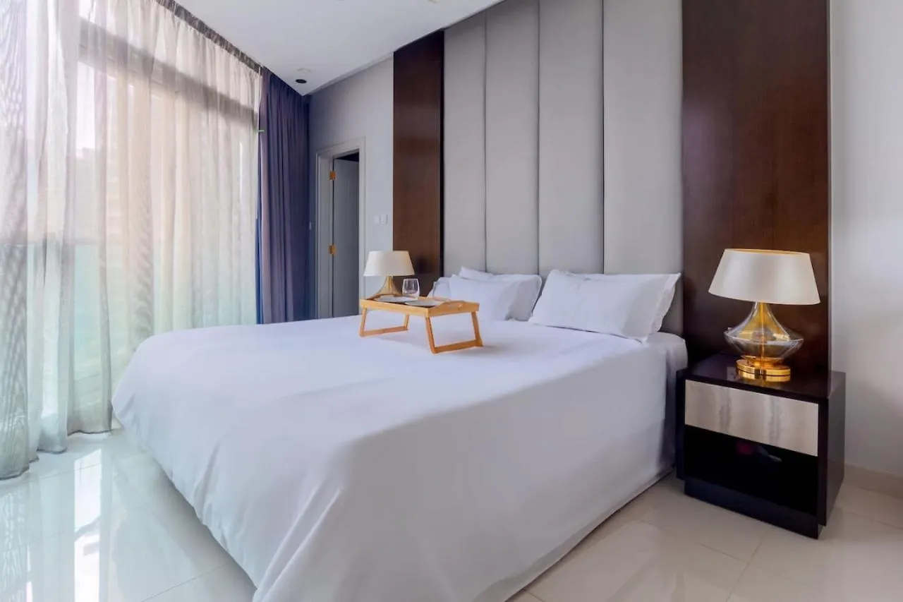 Luxury Downtown Pool And Private Patio Apartment Dubai