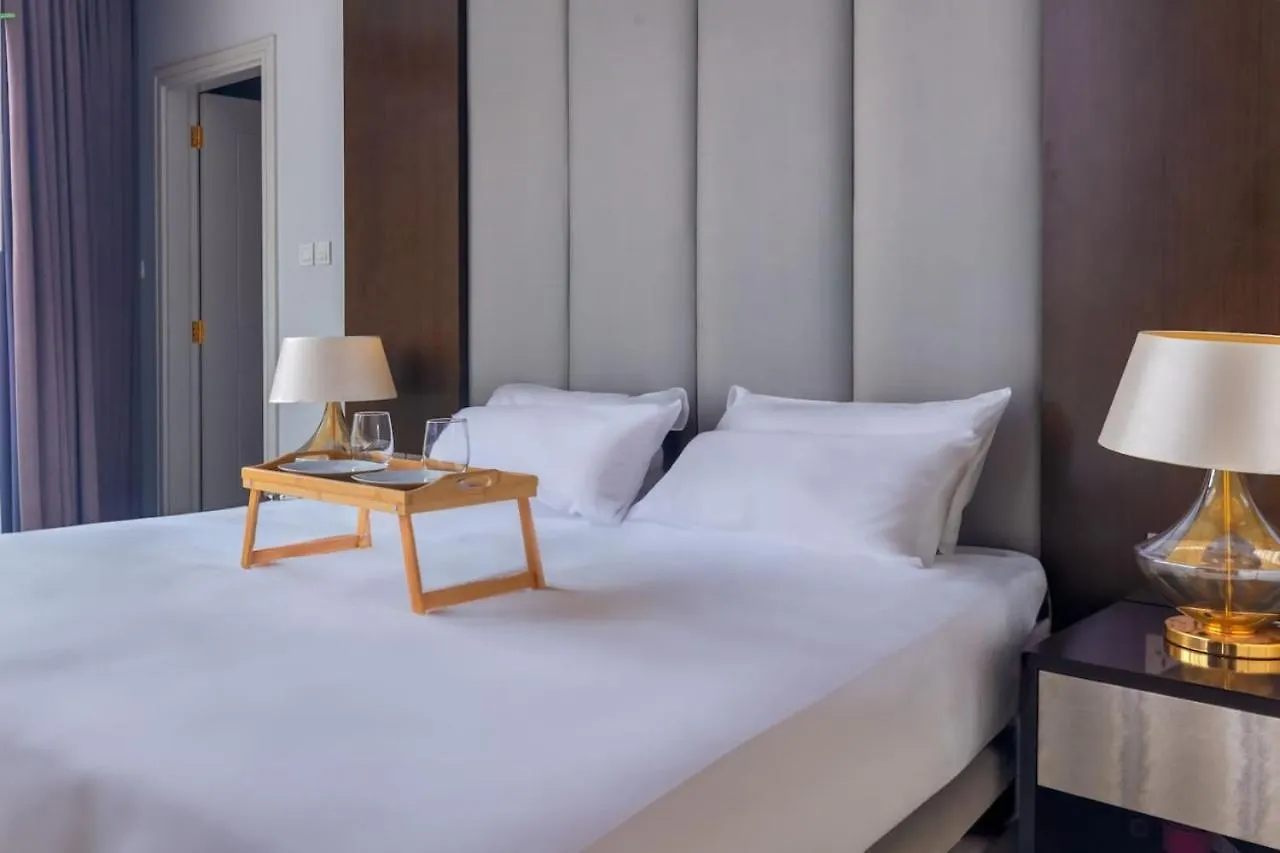 Luxury Downtown Pool And Private Patio Apartment Dubai