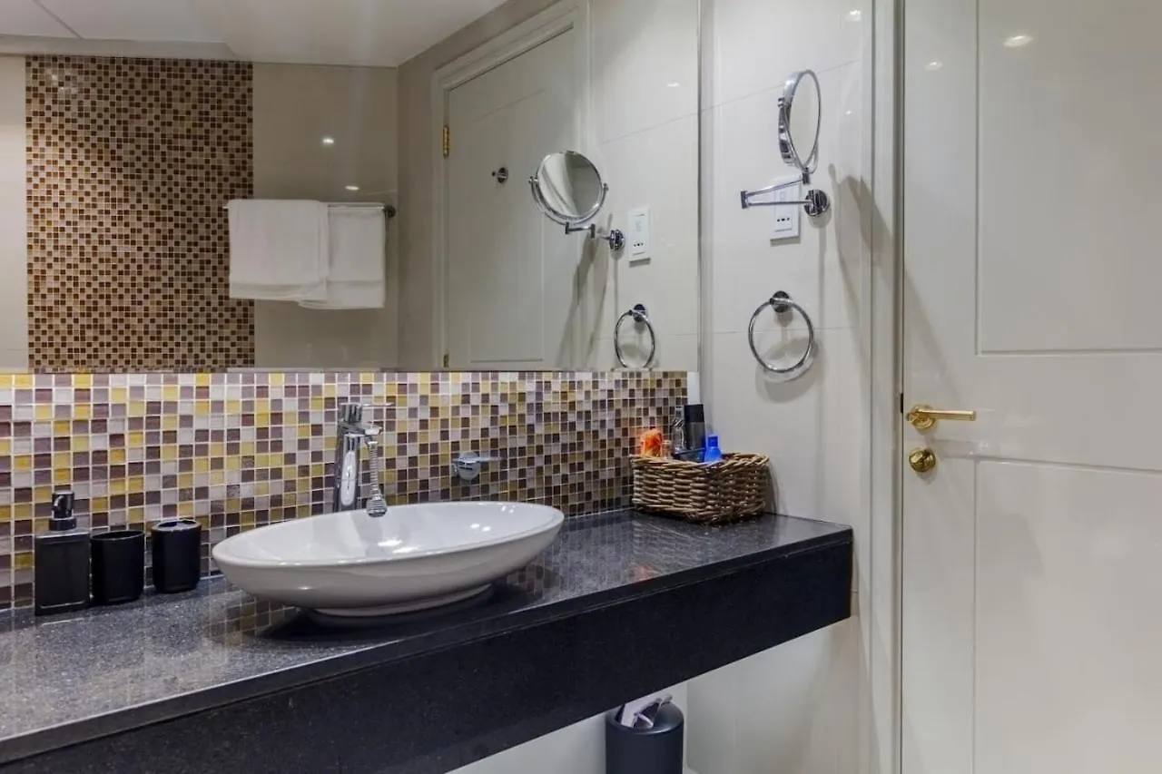 Luxury Downtown Pool And Private Patio Apartment Dubai