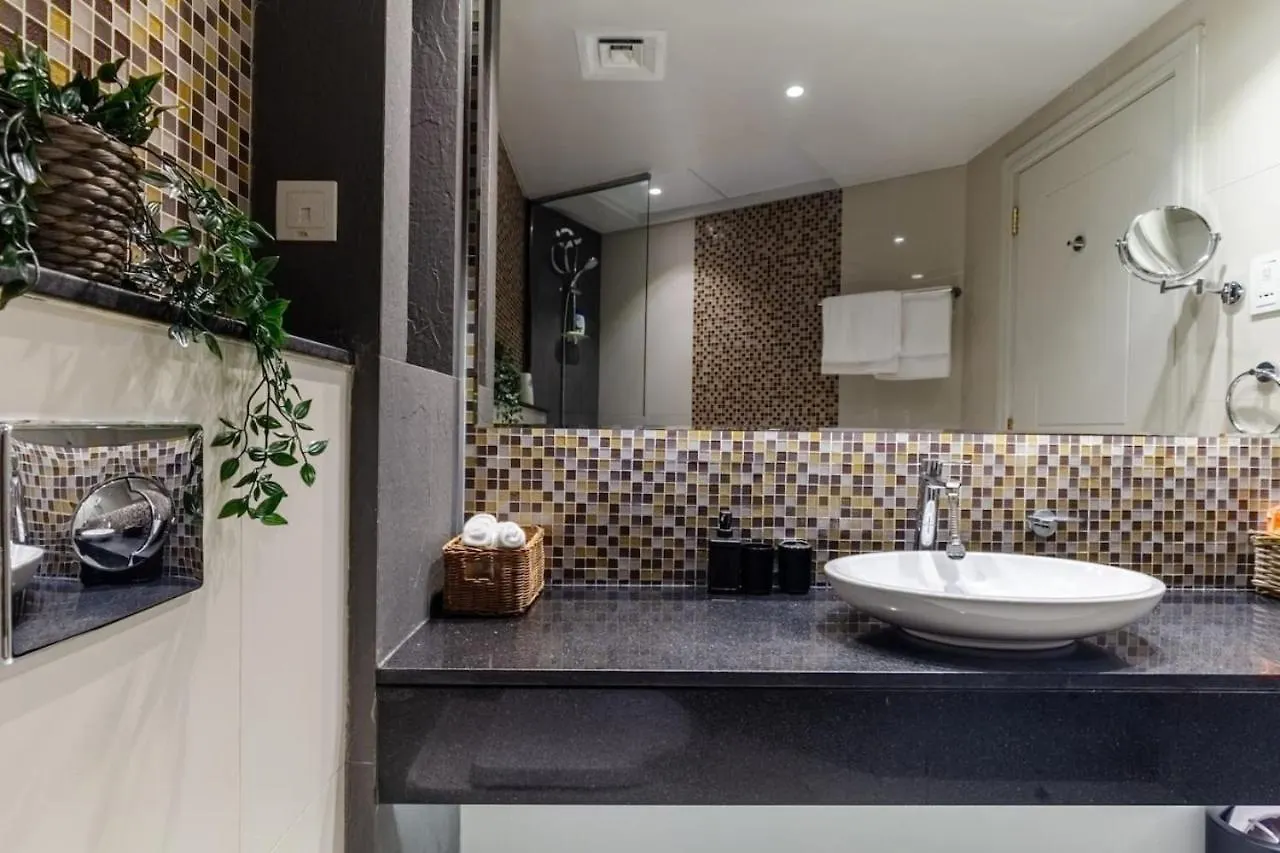 Luxury Downtown Pool And Private Patio Apartment Dubai